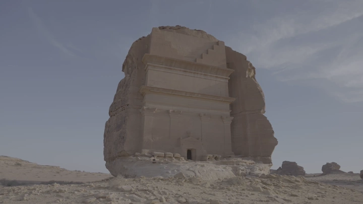 مقبرة منحوتة في الصخر في العلا، لقطة نهارية.