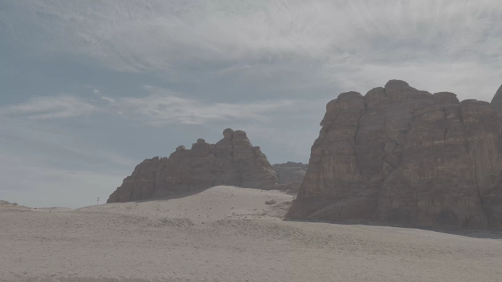 تكوينات صخرية في العلا تحت سماء غائمة، لقطة واسعة.