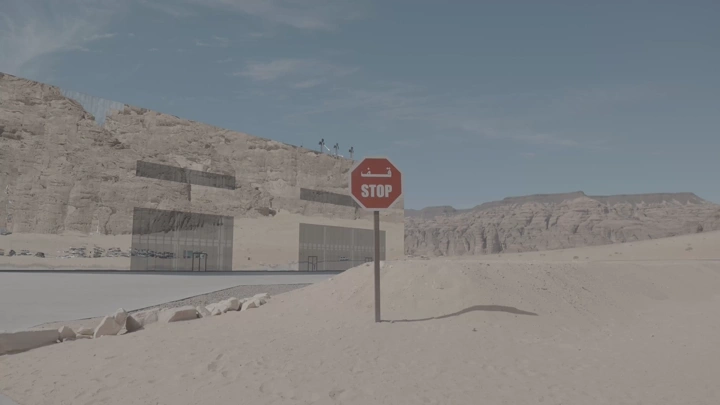 علامة توقف في صحراء العلا، لقطة نهارية.