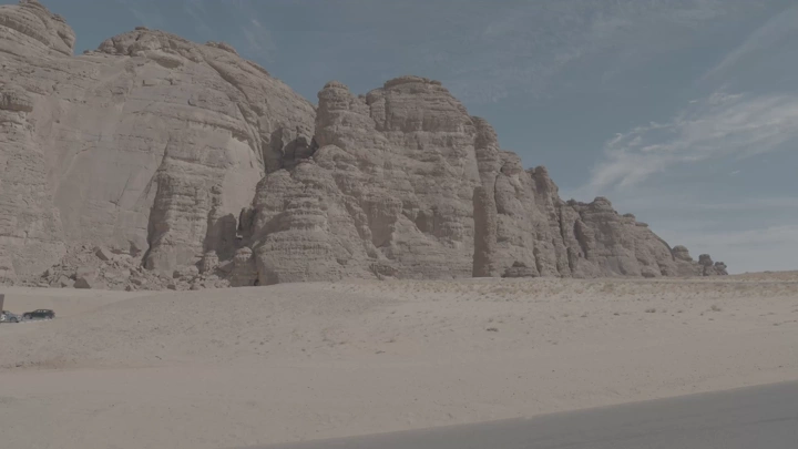 تكوينات صخرية في العلا تحت سماء زرقاء، لقطة نهارية.