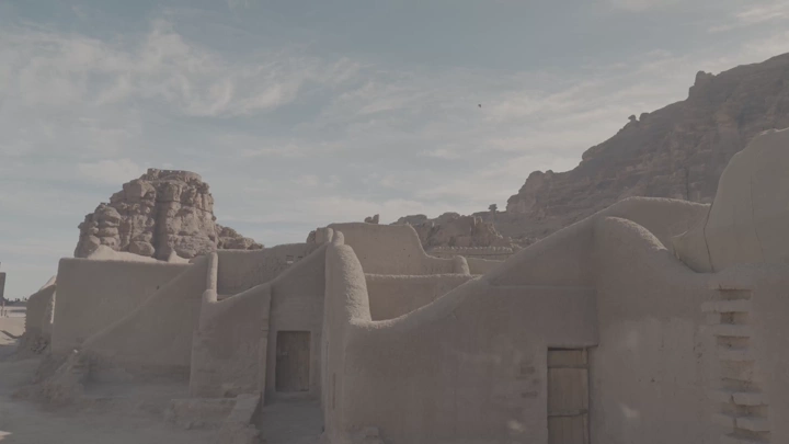 مباني طينية في العلا تحت سماء صافية، لقطة نهارية.