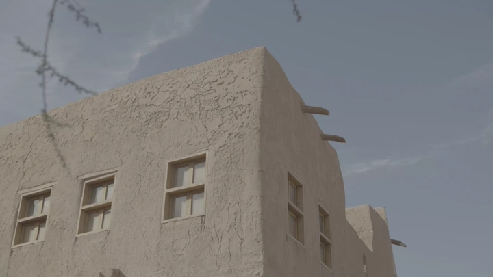 مبنى تقليدي في العلا تحت سماء صافية، لقطة من الأسفل.