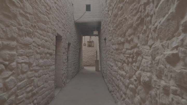 ممر حجري ضيق في العلا، لقطة من الداخل.