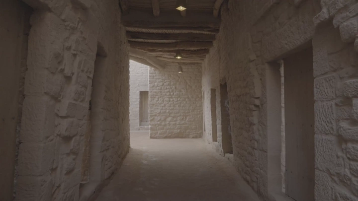 ممر حجري تقليدي في العلا، لقطة داخلية.
