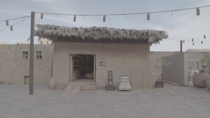 مبنى تقليدي في العلا تحت السماء الصافية، لقطة نهارية.