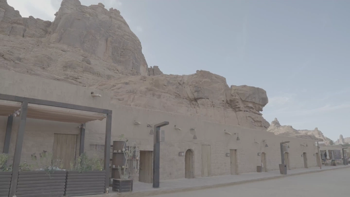 مباني تقليدية في العلا تحت الجبال، لقطة نهارية.