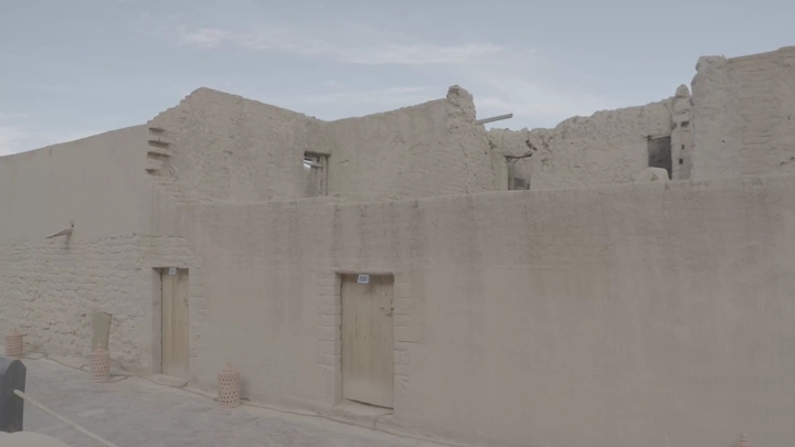 مبنى طيني قديم في العلا، لقطة  نهارية .