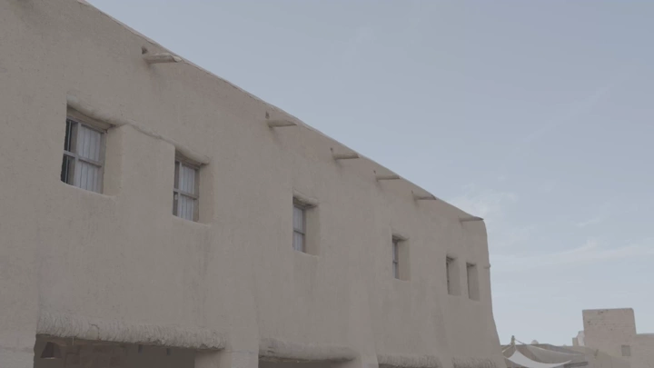 مبنى طيني تقليدي في العلا تحت سماء صافية، لقطة نهارية.