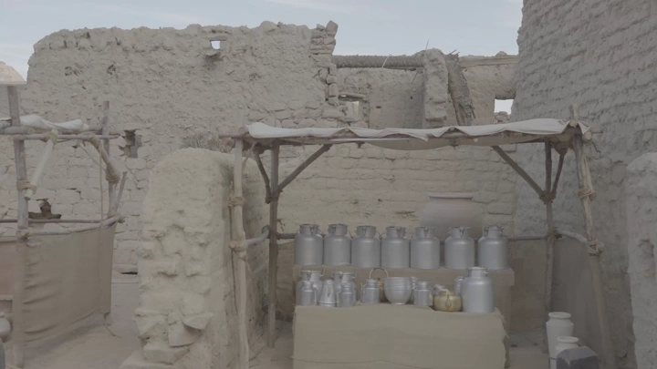 أواني تقليدية في العلا، لقطة نهارية ثابتة.