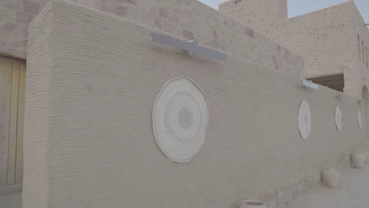 جدار طيني مزخرف في العلا، تصوير خارجي نهاري.