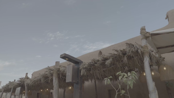 مبنى تقليدي في العلا تحت سماء صافية، لقطة نهارية.