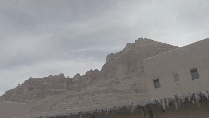 جبل وصخور في العلا تحت سماء غائمة، لقطة من الأرض.