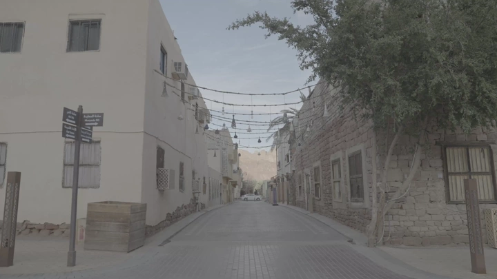 شارع هادئ في العلا، لقطة نهارية