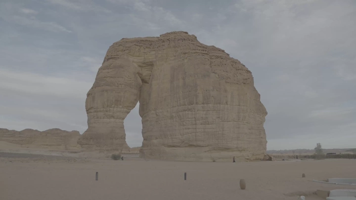 صخرة الفيل في العلا، لقطة نهارية واسعة.