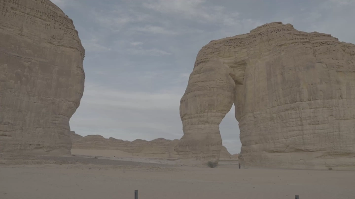 صخرة الفيل في العلا، لقطة نهارية واسعة الزاوية.