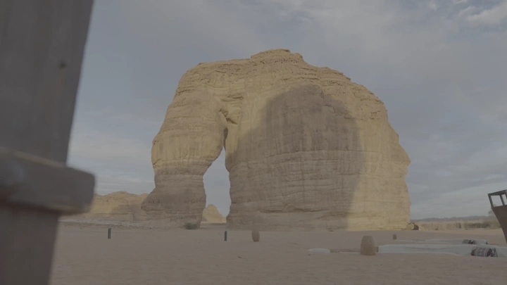 صخرة الفيل في العلا تحت السماء الغائمة، لقطة واسعة.