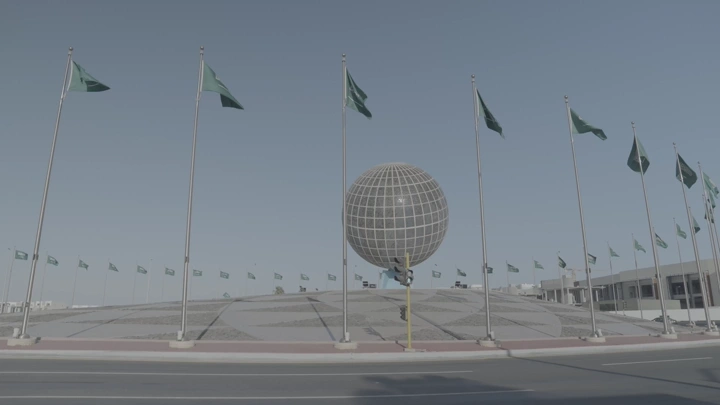 مجسم كروي محاط بالأعلام في جدة، لقطة نهارية.