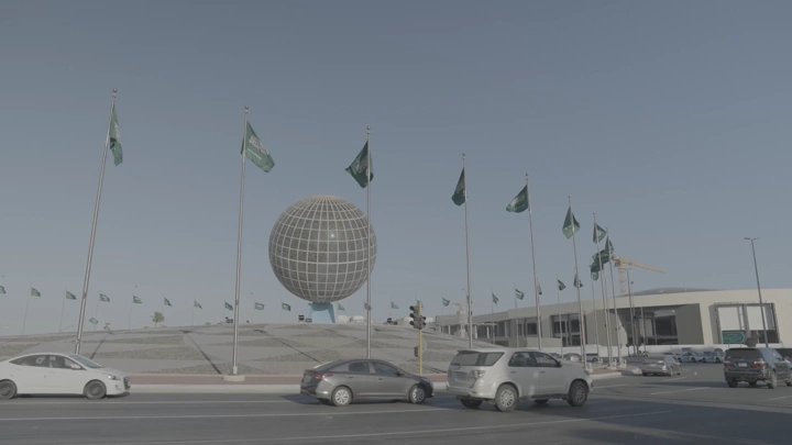 مبنى حديث مع كرة أرضية في جدة، لقطة نهارية.