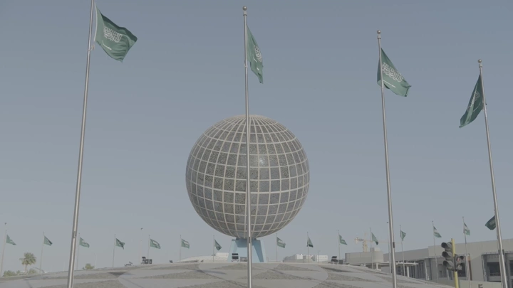 مجسم كروي محاط بأعلام في جدة، لقطة نهارية.