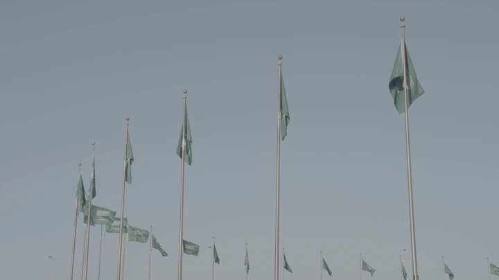 أعلام سعودية ترفرف في جدة، لقطة نهارية.