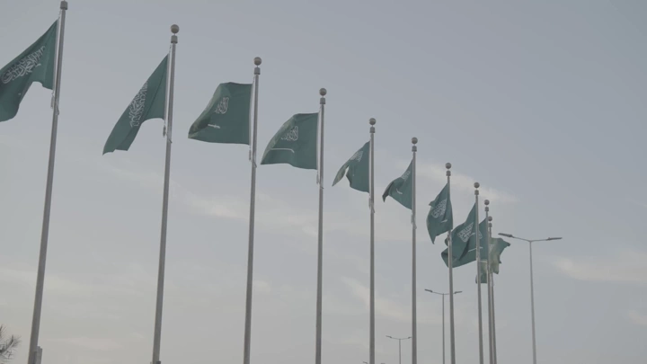 أعلام سعودية ترفرف في جدة، لقطة نهارية.