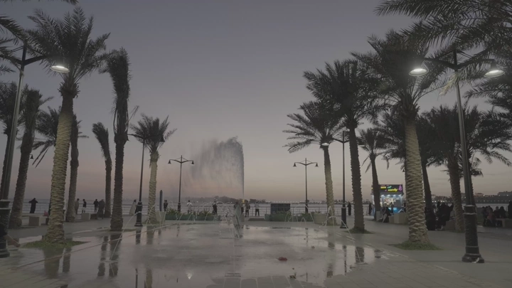 نافورة الملك فهد في جدة عند الغروب، لقطة واسعة.