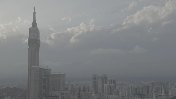 برج الساعة في مكة المكرمة تحت السماء الغائمة، لقطة جوية.