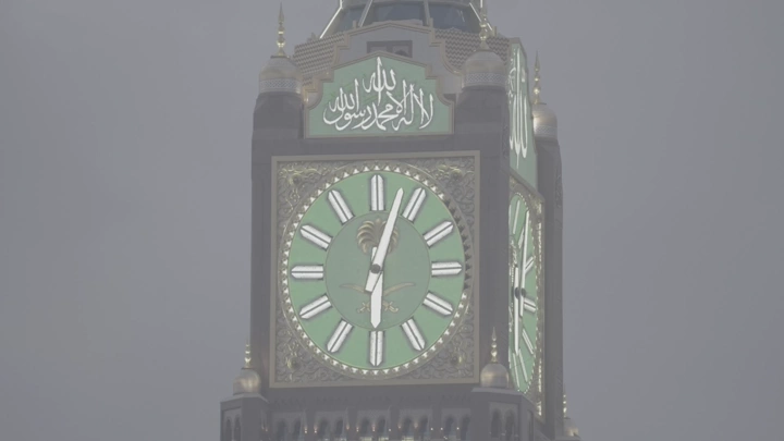 برج الساعة في مكة المكرمة خلال النهار، لقطة قريبة.