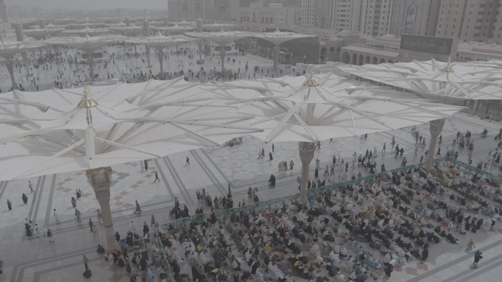 ساحة الحرم النبوي في المدينة المنورة، لقطة جوية نهارية.