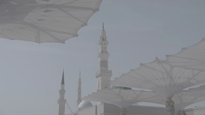 مظلات الحرم النبوي في المدينة المنورة، لقطة نهارية.