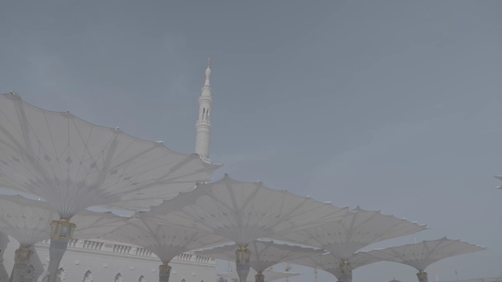 مظلات الحرم النبوي في المدينة المنورة، لقطة نهارية.