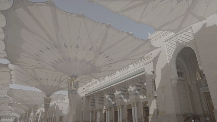 مظلات الحرم النبوي في المدينة المنورة، لقطة نهارية واسعة.