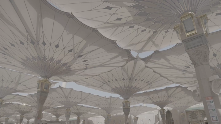 مظلات الحرم النبوي في المدينة المنورة، لقطة نهارية واسعة.