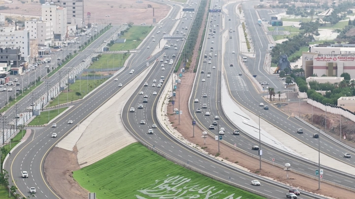 طريق الدائري السريع مزدحم بالسيارات في حائل، لقطة جوية.