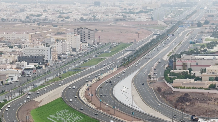 مدينة حائل من الأعلى تظهر الطرق والمباني، لقطة درون.