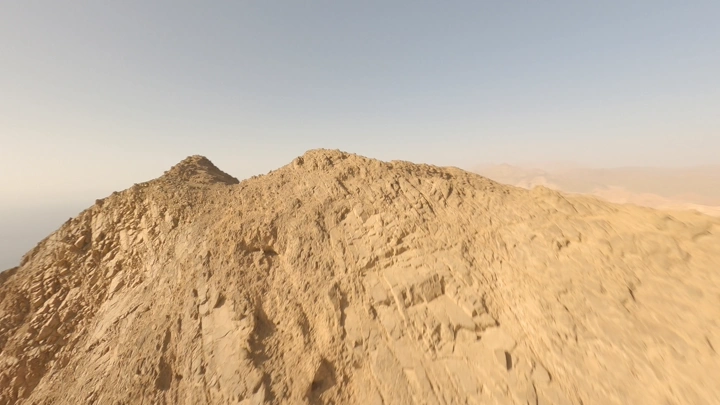 قمة جبلية في منطقة تبوك، لقطة جوية.