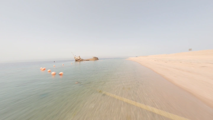 سفينة غارقة على شاطئ البحر الأحمر، لقطة جوية.