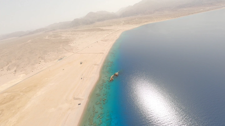 سفينة غارقة على شاطئ البحر الأحمر، لقطة جويه.