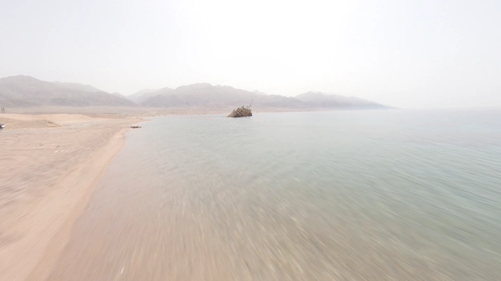 سفينة غارقة على شاطئ البحر الأحمر، لقطة جوية.