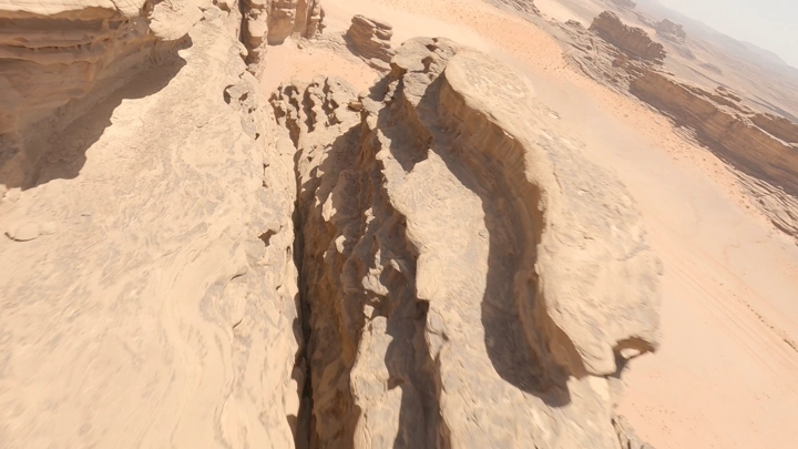 تضاريس جبلية في تبوك، تصوير درون من الأعلى.