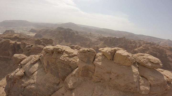 تضاريس صخرية في العلا تحت سماء صافية، تصوير درون.