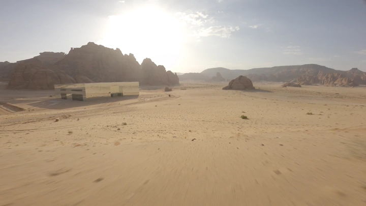 مبنى مرايا في العلا وسط الصحراء، تصوير درون.