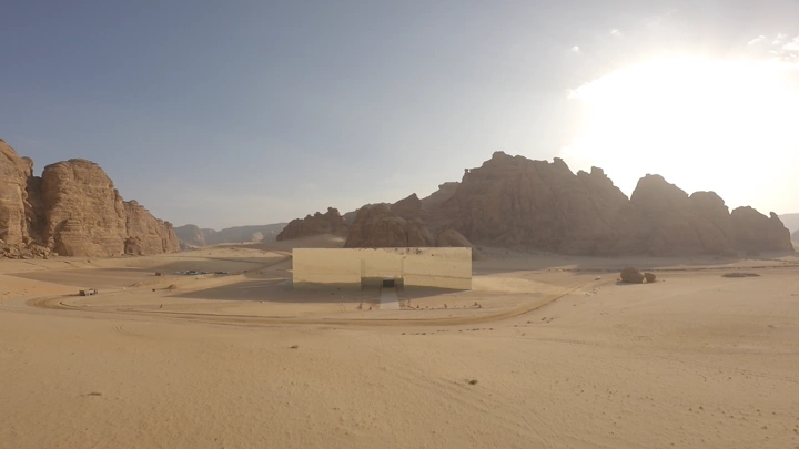 مبنى مرايا في العلا محاط بالصحراء والجبال، تصوير درون.