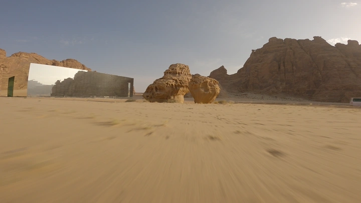 مبنى مرايا في العلا مع صخور صحراوية، تصوير درون.