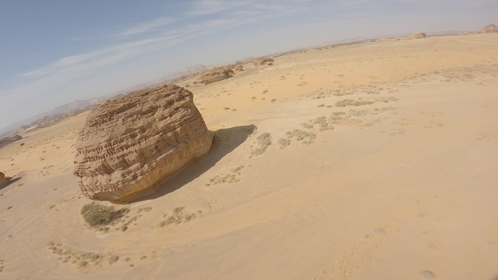 صخرة في مدائن صالح بالعلا، تصوير درون نهاري.