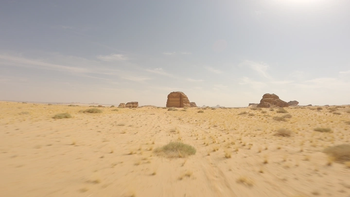 مدائن صالح في العلا تحت السماء الصافية، تصوير درون.