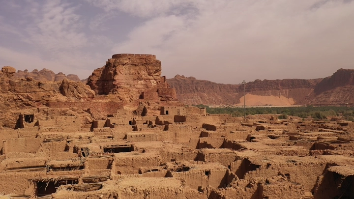 القرية القديمة في العلا من الأعلى، تصوير درون نهاري.