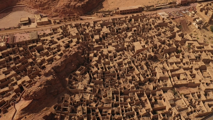 القرية القديمة في العلا من الأعلى، تصوير درون نهاري.