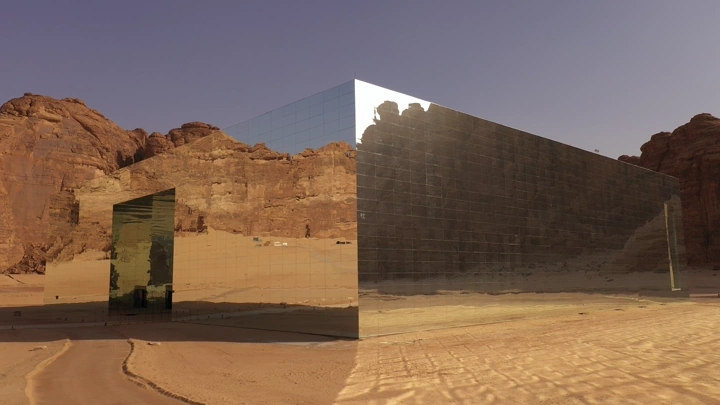 مبنى مرايا في العلا محاط بالصحراء، تصوير درون.