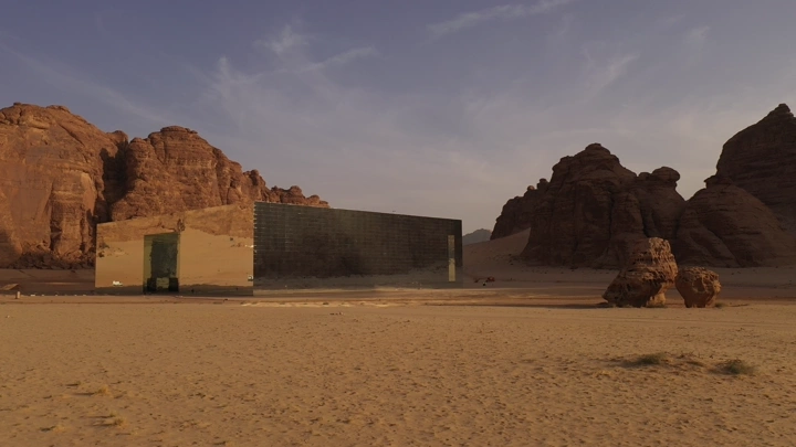 مبنى مرايا في العلا محاط بالصحراء والجبال، تصوير درون.